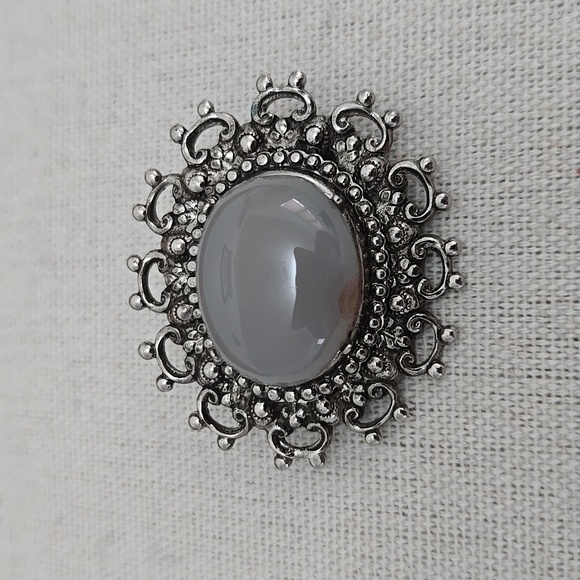 QUARTZ PRONG SET OVAL CABACHON IN SILVER TONE SETTING BROOCH - Picture 1 of 4